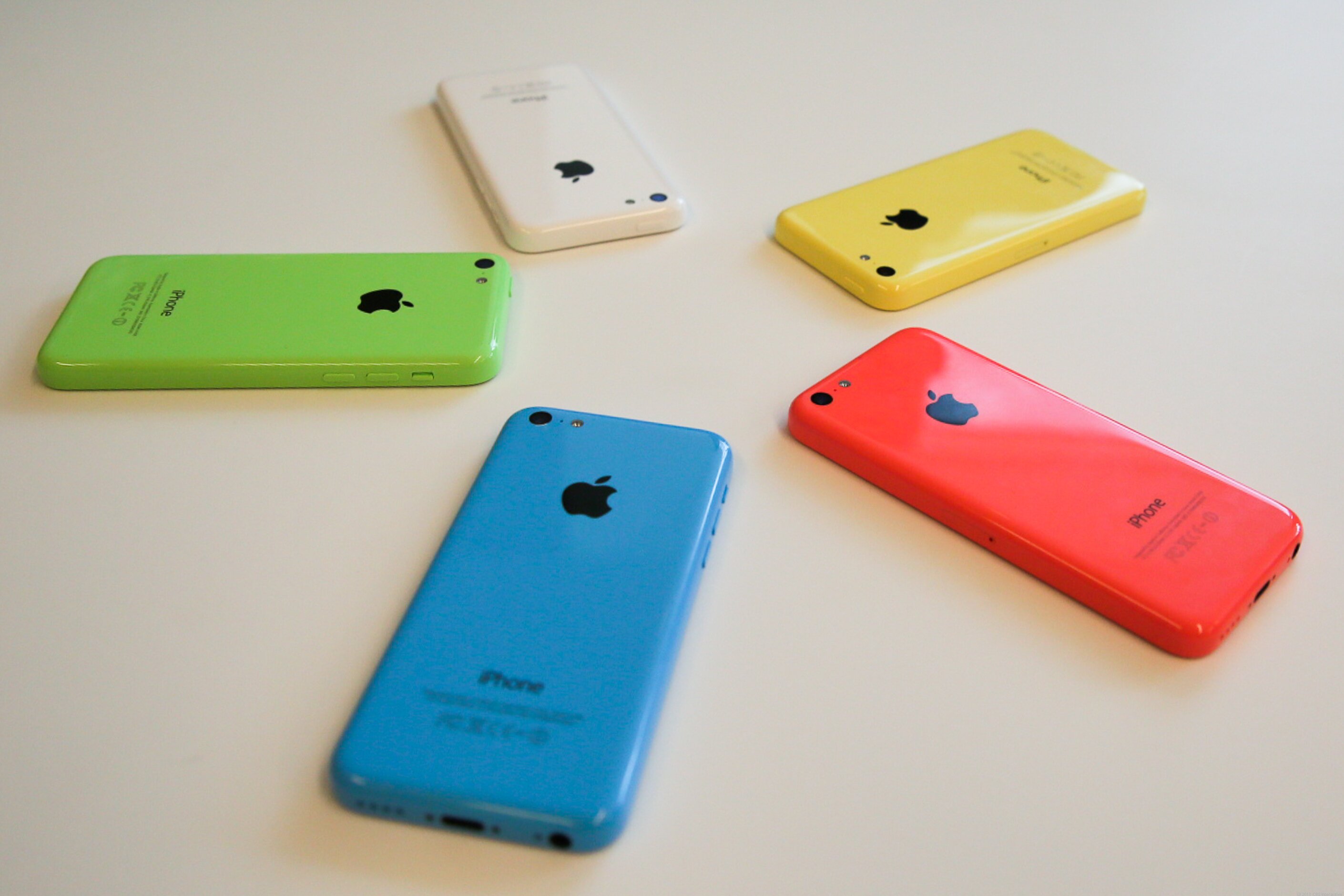 Производство iPhone 5c сократили вдвое из-за низкого спроса